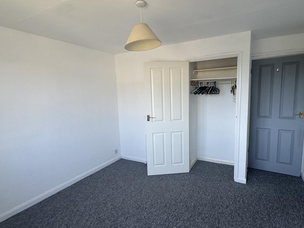 Lot: 168 - TWO-BEDROOM FLAT WITH GARAGE CLOSE TO THE SEAFRONT - Bedroom with built in storage